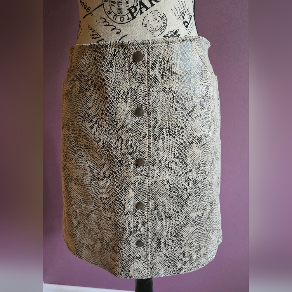 NWOT Mini Animal Print Casual skirt S